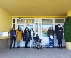 RADNICI IDEE DONIRALI INVALIDSKA KOLICA, POSTELJINU, SLATKIŠE...