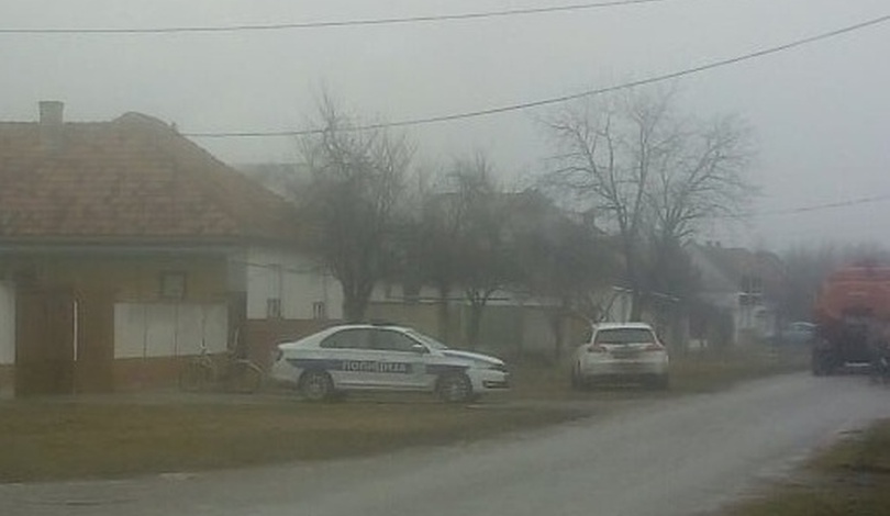 13596