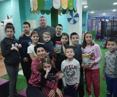 Apatinci Saša Novaković i Jasmina Kuga obradovali mališane iz UD „Mali Princ“