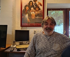 PRIČE IZ KOMŠILUKA: Penzionisani profesor koji i u sedamdesetoj “praši” R’n’R