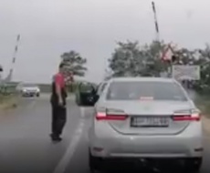 IGRA ŽIVACA NA PRUŽNOM PRELAZU PREMA BAJMOKU: VOZ HOĆE – NEĆE?