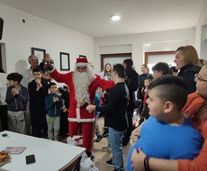 Decu iz UD „Mali Princ“ ponovo OBRADOVAO Deda Mraz
