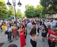 Tradicionalnim defileom, APATINSKI MATURANTI i ove godine ukrasili centar Apatina