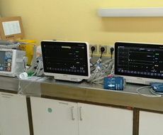NOVA OPREMA U SOMBORSKOJ BOLNICI: DEFIBRILATOR I PET MONITORA ZA PRAĆENJE VITALNO UGROŽENIH PACIJENATA