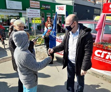 SPS I JS OBELEŽILI 8.MART, ČLANOVI OPŠTINSKOG ODBORA DELILI CVEĆE