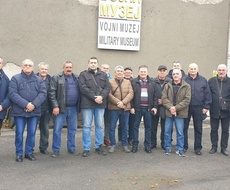 Apatinske REZERVNE VOJNE STAREŠINE, u poseti vojnom muzeju i „Kući fudbala“