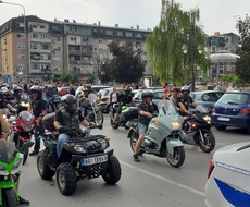 STOTINE MOTORA PRODEFILOVALO APATINOM