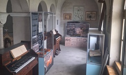 U crkvi “Srce Isusovo” postavljena izložba posvećena graditeljima muzičkih instrumenata u Apatinu