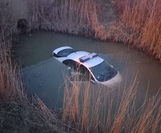 POLICIJA U KANALU! Žureći na intervenciju, policijski auto sleteo s puta