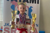 Pet zlata i dva pehara u apsolutnoj grand kategoriji za mladog apatinskog karatistu Tadiju Padežanina