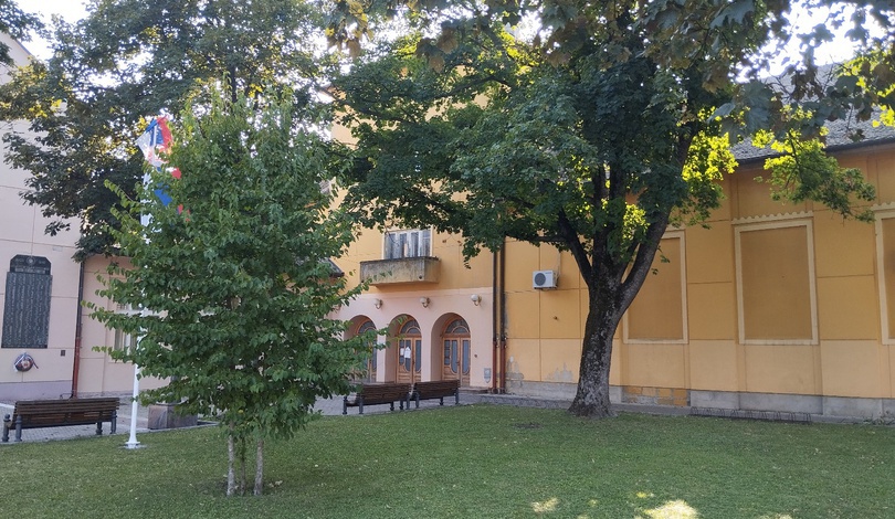 18946