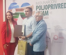 Dve Velike ZLATNE MEDALjE za med Apatinca Đure Kovačića