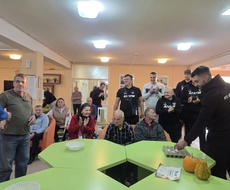 Apatinski košarkaši obogatili svakodevnicu korisnika Ustanove za odrasle i starije Apatin